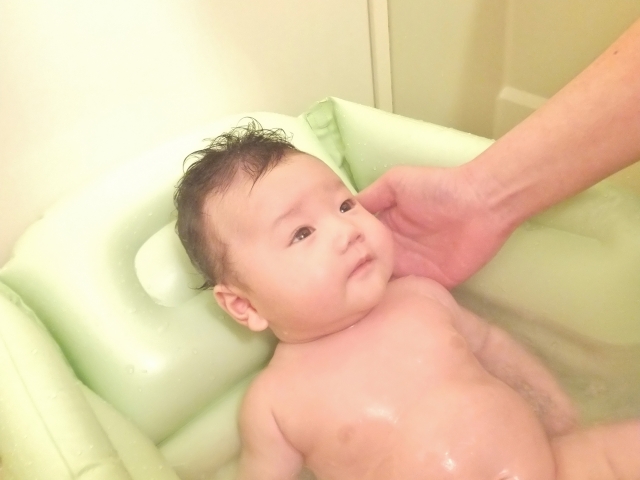 新米パパ赤ちゃんをお風呂に入れる